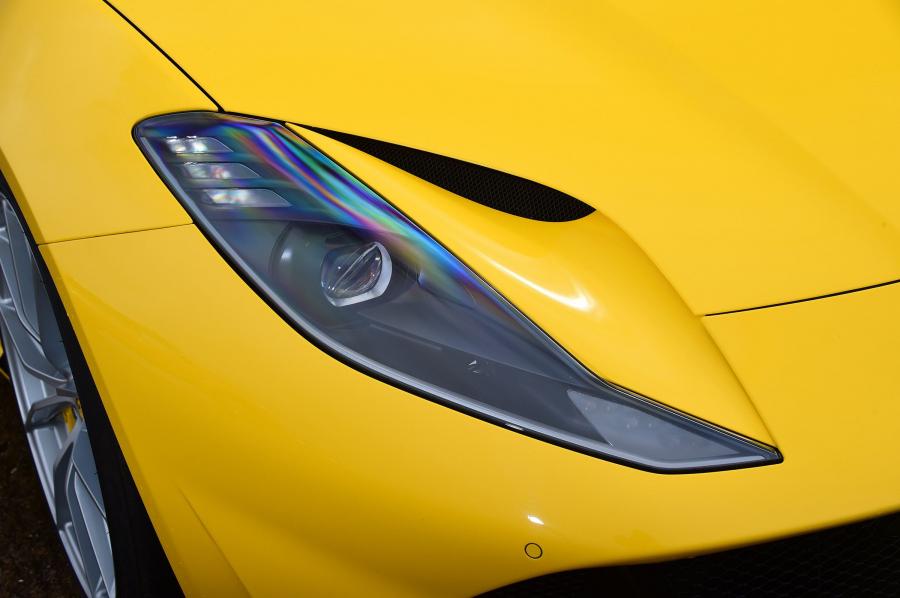 Детали экстерьера Ferrari 812 Superfast 2017 года  (UK) (фото 10 из 25)